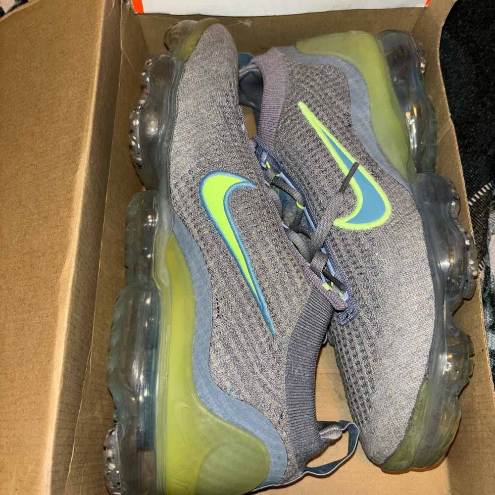 Nike VaporMax 2021 Flyknit size 9.5 color: Particle Green/cerulean